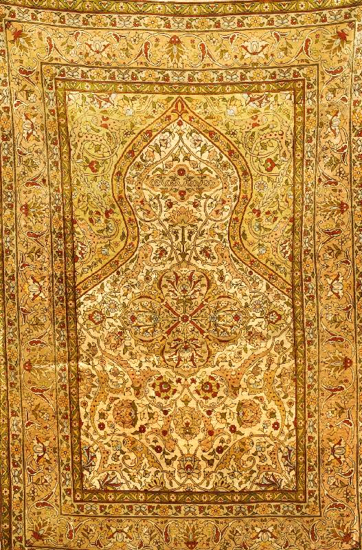 Hereke Alt Seide, Türkei, um 1930, reine Naturseide, ca. 135 x 93 cm, Schätzwert: 6200.- EURO, EHZ: 2-3 (altersbedingt in einen guten ...