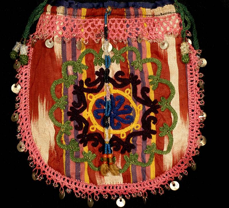 Gürteltasche Antik, Turkestan, um 1900, Grundgewebe, Ikatrips mit Seidenstickerei, H?k elborte und Pailetten, ca. 17 x 16 cm, Ehz: 3 , Schätzwert: ...
