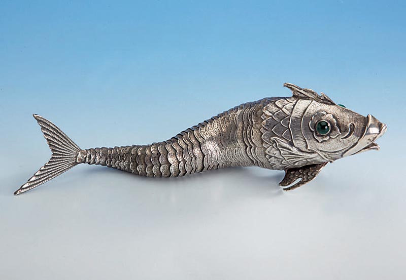 Dose in Form eines Fisches, Silber, gepr., total ca. 305 g, naturalistische Auformung der Schuppen, fein grav., KÖrper voll beweglich, Kopf mit ...