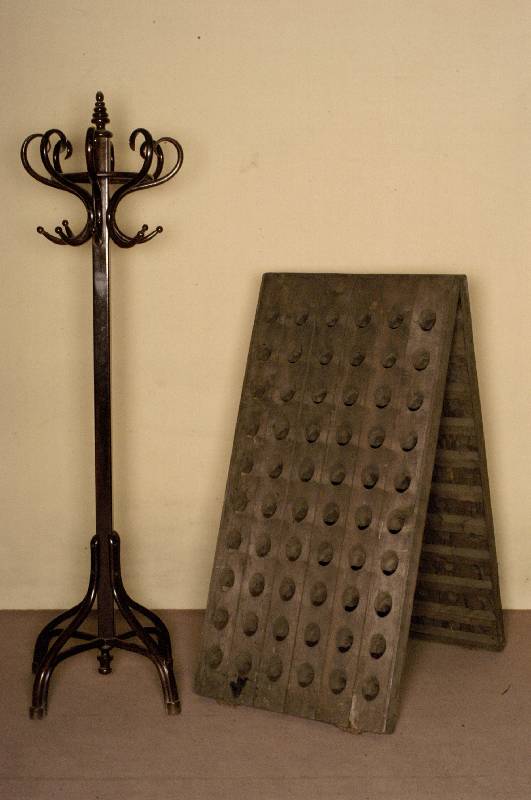 RÜttelpult fÜr Champagner, Frankreich, 1969, als originelle Weinwand bestens geeignet, Alters- und Gebrauchsspuren, ca. 148x72x102 cm