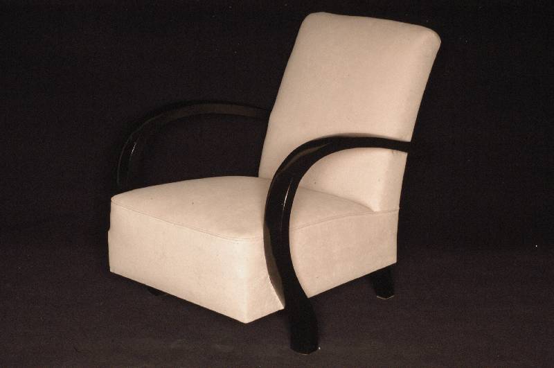 ArtDeco-Sessel, Frankreich, um 1920, breite massive Lehnen, diese elegant geschwungen gearbeitet, mit hochwertigem Stoff in handwerklich ...