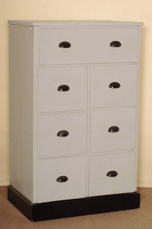 Kontorschrank, Frankreich, um 1920, Massivholz, grau und schwarz gefaßt, sieben gerÄumige SchÜbe, MetallbeschlÄge, Alters- und ...