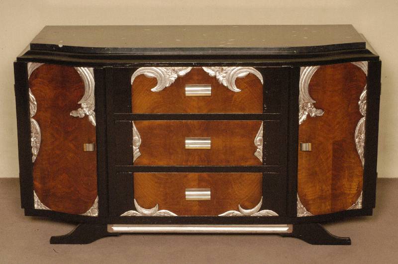 ArtDeco-Sideboard, Frankreich/Paris, um 1930 , in kaukasischem Nußbaum in gespiegeltem Bild furniert und teilweise ebonisiert, elegant ...