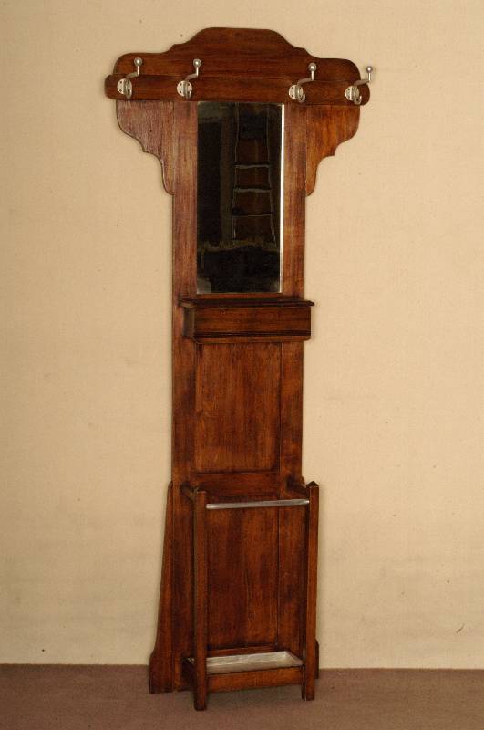 Jugendstil-Garderobe, Frankreich, um 1900, Eiche massiv, umlaufend eingefaßter Spiegel, SchirmstÄnder mit Traufschale, aufklappbares ...