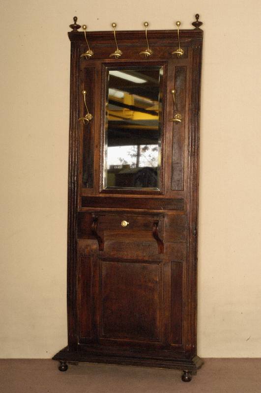 Garderobe, wohl Österreich, um 1910, Wiener Klassizismus, Eiche massiv, reich mit Kannelierungen und Zierprofilen versehen, eingefaßter ...