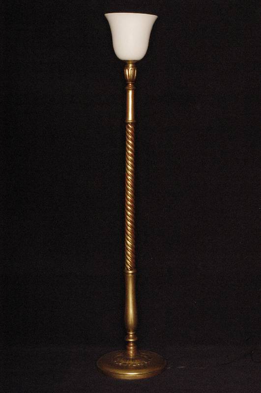 Stehlampe, Frankreich, um 1910, gold gefaßter Holzschaft mit feinen klassizistischen Reliefschnitzereien, tulpenfÖrmiger Opalglasschirm, ...