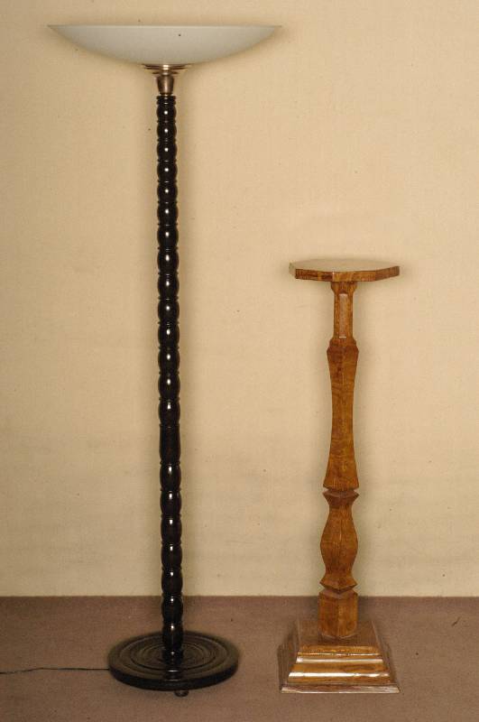 ArtDeco-Stehlampe, Frankreich/Paris, um 1920 , schwarz glÄnzend gefaßter Holzschaft, ausladender farblos mattierter Glasschirm auf verchromter ...