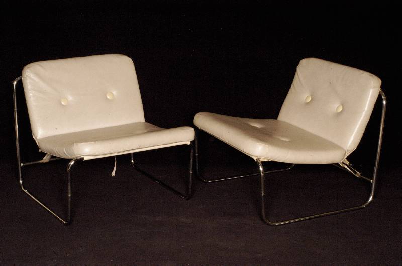 Paar Stahlrohrsessel, DesignermÖbel 60er Jahre , Rahmen aus gebogenem Stahlrohr, verchromt, aufgespannte Polsterung, Bezug cremefarbener Skai, ...
