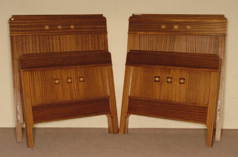 2 Betten, deutsch, um 1900, strenger Jugendstil, Korpus Weichholz, Mahagonifurnier, restauriert, neu lackiert, Gebrauchsspuren, ca . 137x110x211 cm