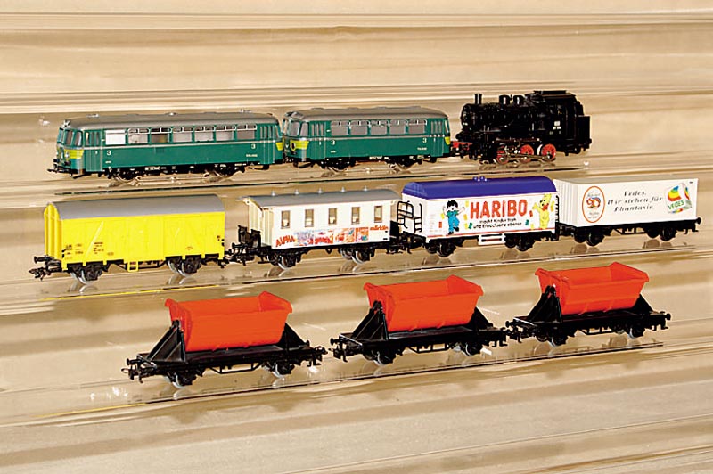 Konvolut MÄrklin, 80er Jahre, Spur HO, best. aus: Belgischer Schienenbus Nr. 3135 (grÜn), Dampflok Betr.-Nr. 89006, dazu 3 Kippwagen, 3 ...