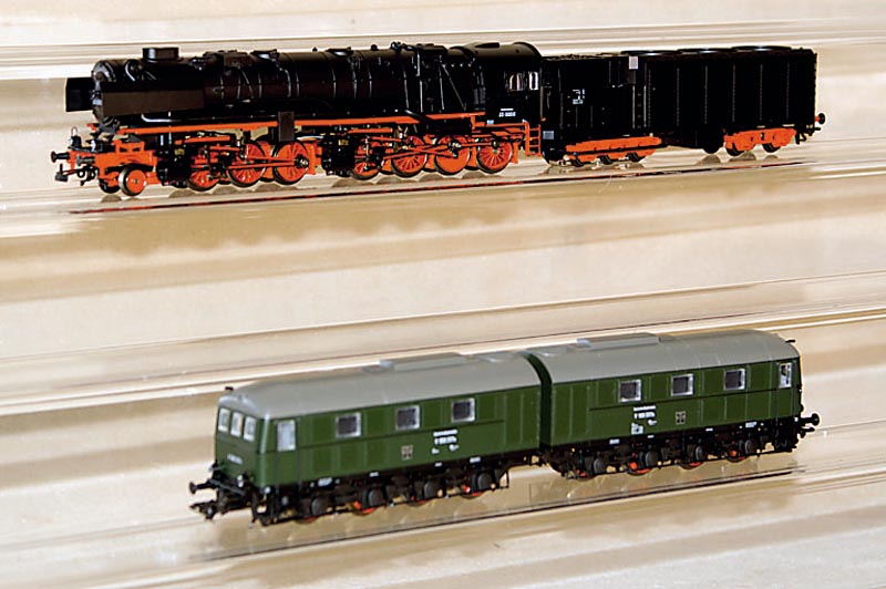 Diesel-elektrische Doppel-Lok, MÄrklin, 90er Jahre, Spur HO, Nr. 37282, dunkelgrÜn, mit GerÄusch, unbespielt, im orig. Karton