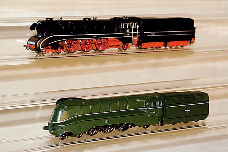 Stromlinienlok, MÄrklin, 90er Jahre, Spur HO , Nr. 33912, dunkelgrÜn, mit Universalelektronik fÜr Delta und Digital -System, unbespielt, im ...