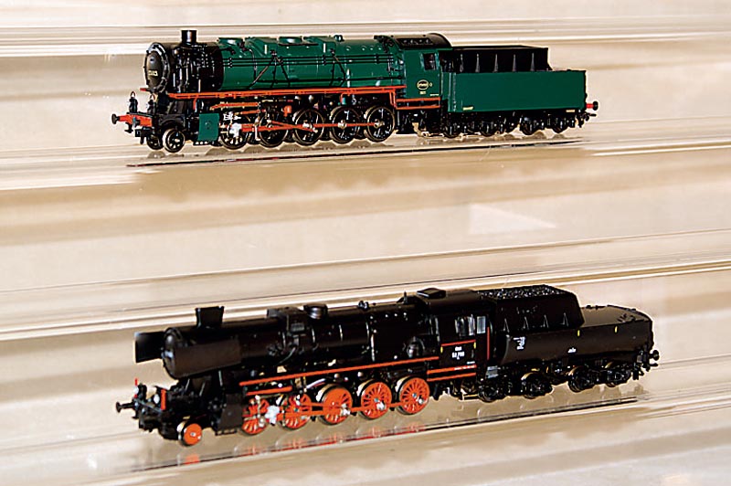 Dampflok mit Tender, MÄrklin, 90er Jahre, Spur HO, Nr. 34883, dunkelgrÜn, mit Universalelektronik fÜr Einsatz im Delta- und Digital-System, im ...