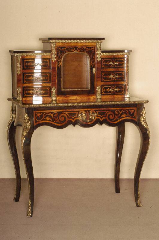 Damenschreibtisch mit Aufsatzteil, Frankreich, wohl um 1870, Korpus Weichholz, Zarge 6-fach geschweift, Seiten passig, elegante LinienfÜhrung, ...
