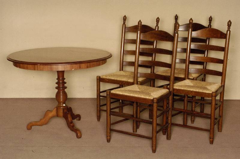 Tisch, Holland, um 1860, Louis-Philippe, Mahagoni massiv, gedrechselter Fuß, 3-fach ausladend, MÖbel restauriert und neu lackiert, ...