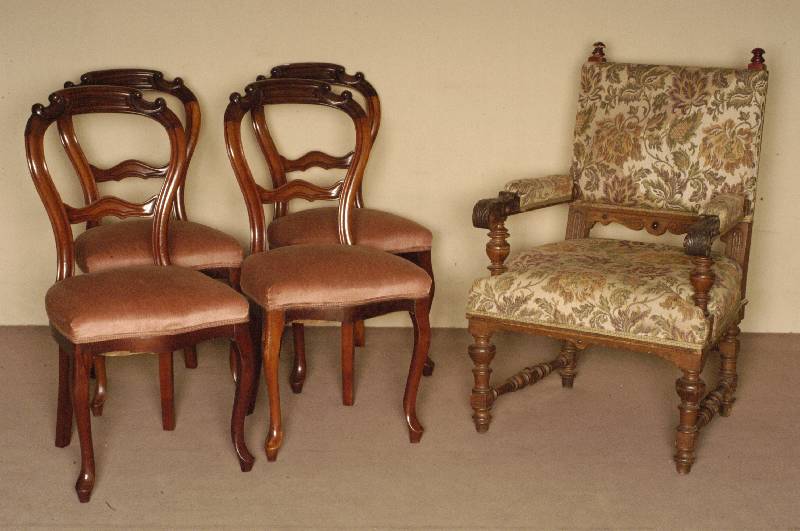 4 StÜhle, deutsch, um 1860, Louis-Philippe, Mahagoni massiv, gebogene Beine und RÜckenlehne, allseitig gerieft, Polsterung spÄter, StÜhle von ...