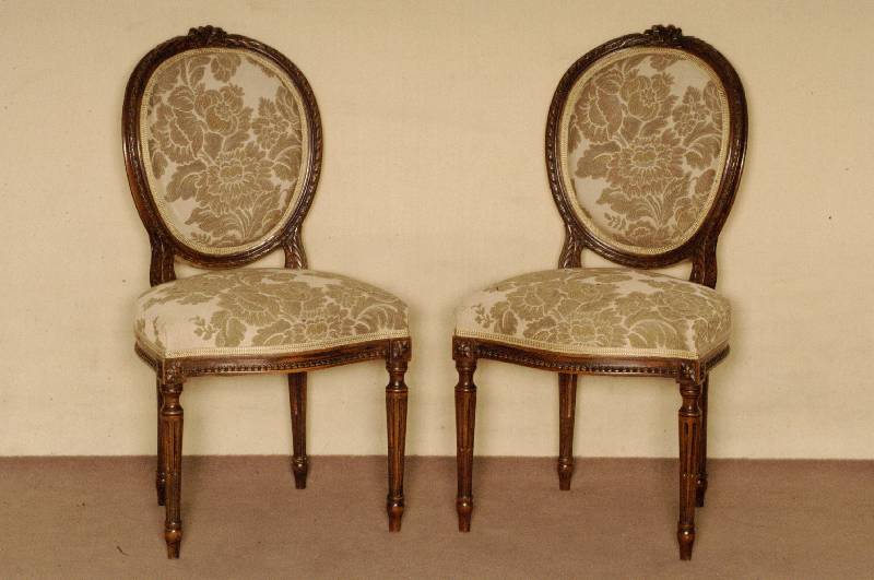 2 ArmlehnstÜhle, Frankreich, um 1900, Louis -XVI-Stil, Buche massiv, nußbaumfarben, runde konische Beine kanneliert, ovale RÜckenlehne, ...
