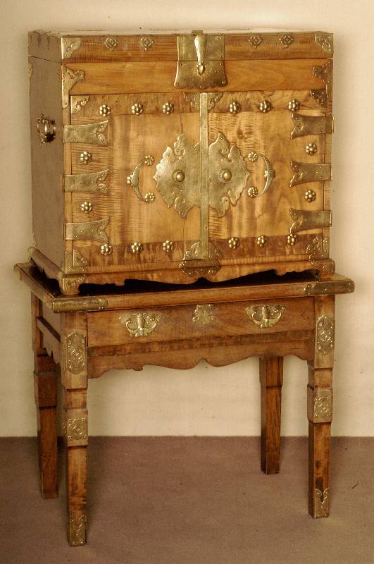 Seltenes MÜnzkabinet, Japan, wohl um 1900, Tropenholz massiv, verziert mit reich ziselierten MessingbeschlÄgen, hinter den TÜren 8 integrierte ...