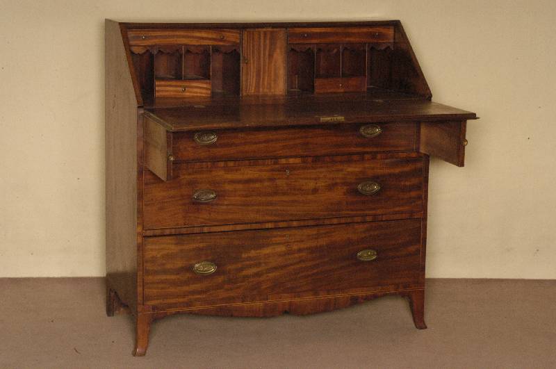 SekretÄr, England, um 1820, George III, Mahagoni massiv, z.T. furniert, auf gebogenen Beinen, 3-schÜbig mit SchrÄgklappe, RÜckwand original, ...