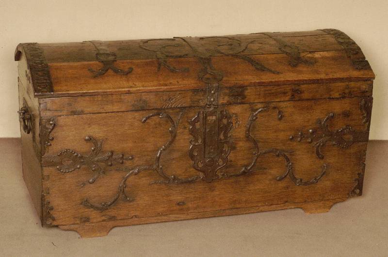 Reisebuckeltruhe, sÜddeutsch, um 1720, Eiche massiv, eiserne handgetriebene BeschlÄge aus der Zeit, Schloß original aus der Zeit, Abschließband ...