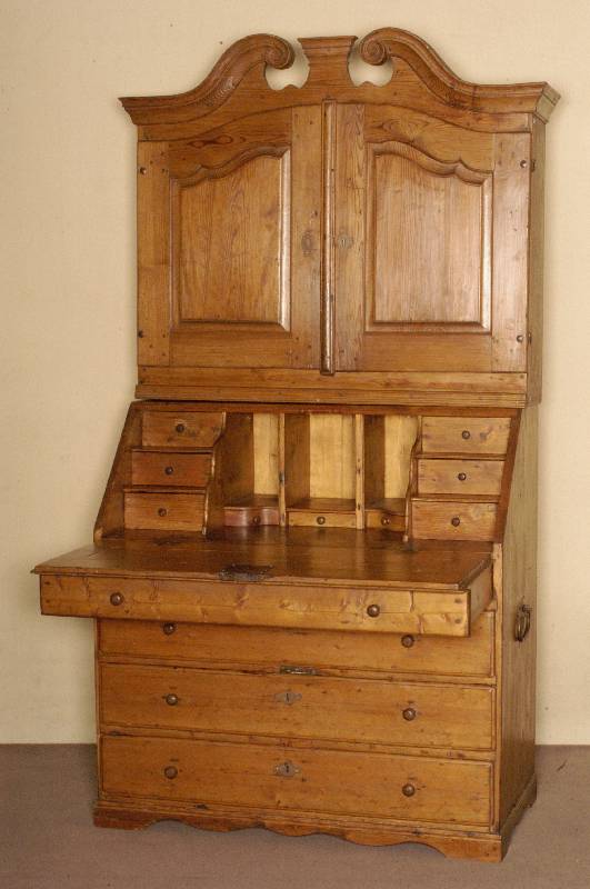 Aufsatzschreibschrank, deutsch, um 1780, Korpus Weichholz massiv, 2-teilig, Korpus mit gegliederter Kassettenrahmung, Kommodenteil 4-schÜbig, ...