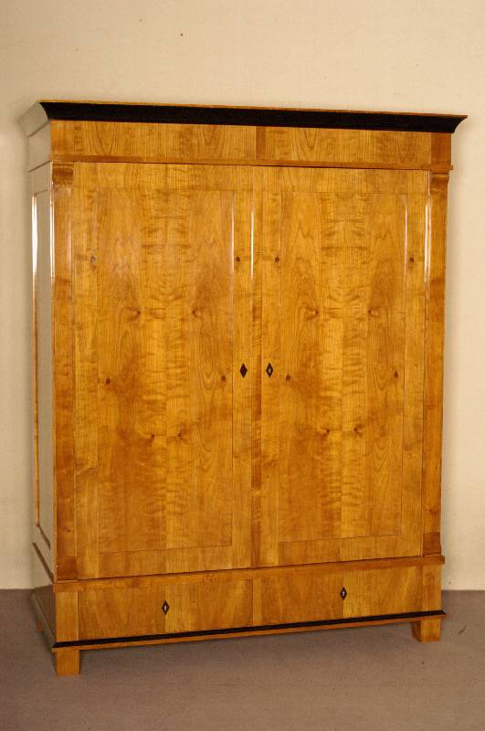Schrank, deutsch, im Stil von 1820, Korpus Weichholz, Kirschbaumfurnier, eckige FÜße, unten 2 Schubladen, 2 TÜren, links und rechts ...