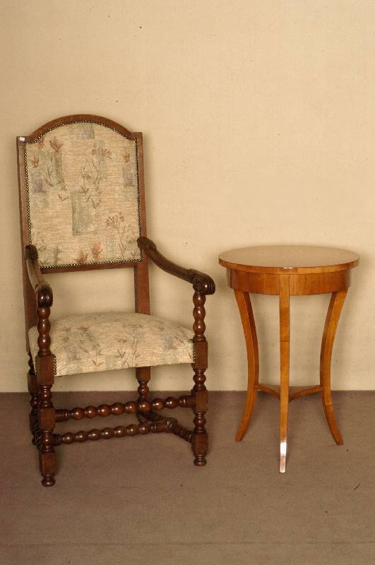 Beistelltisch, im Biedermeierstil, Kirschbaum massiv, Kirschbaumfurnier, 3 schÖne elegante eckige Beine, praktisches MÖbel, vielfach verwendbar, ...