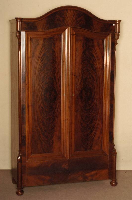 WÄsche- bzw. Kleiderschrank, mitteldeutsch, um 1870/80, Front auf Rahmen gearbeitet, Korpus Pyramidenmahagonifurnier gespiegelt, doppelt ...