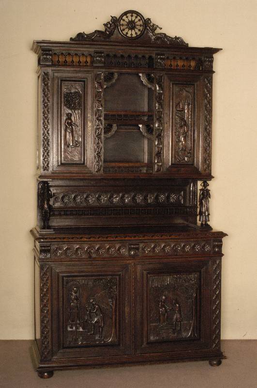 Eßzimmer, Frankreich/bretonisch, um 1880, Kastanienholz, bestehend aus Tisch und 6 StÜhlen, Aufsatzbuffet und Anrichte mit Prunkaufsatz, ...