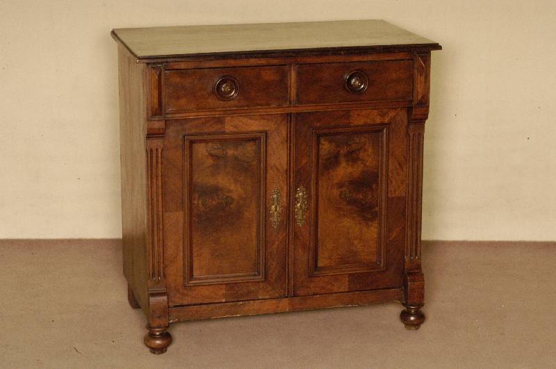 Halbschrank, deutsch, um 1880, GrÜnderzeit, Korpus Weichholz, Nußbaumfurnier, auf KugelfÜßen, 2 TÜren und 2 Schubladen, Inlets mit ...