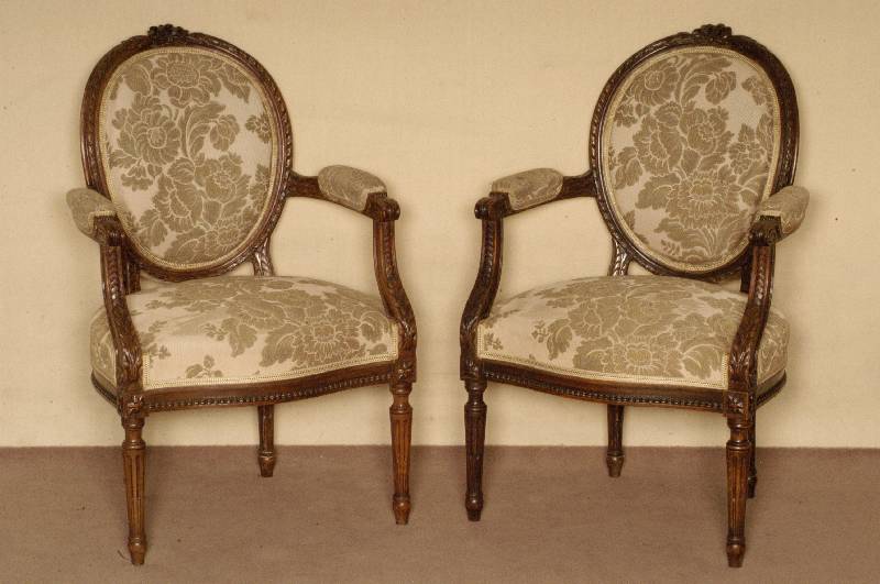 Armlehnstuhl, Frankreich, um 1900, Louis-XVI -Stil, Buche massiv, nußbaumfarben, runde konische Beine kanneliert, ovale RÜckenlehne, Polsterung ...