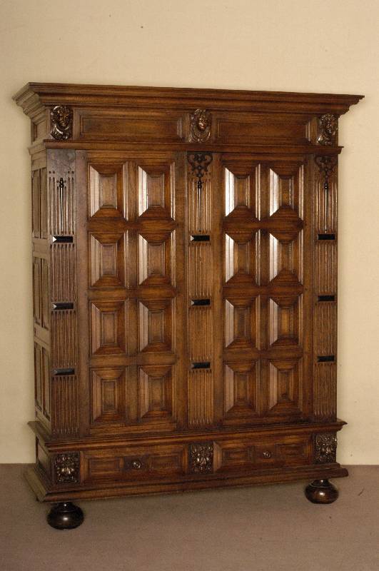 Schrank, Holland, um 1960, Renaissancestil, Eiche massiv, RÜckwand z.T. Tischlerplatte, Eichefurnier, auf balusterfÖrmigen KugelfÜßen, ...