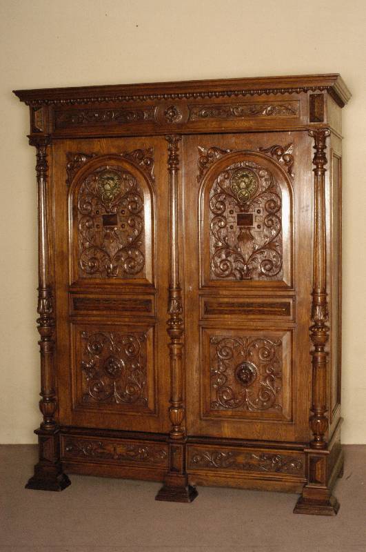 Schrank, deutsch, um 1880, Korpus Weichholz, Eiche massiv, z.T. furniert, 2 Schubladen, Lisenen mit vorgesetzten gedrechselten VollsÄulen, ...