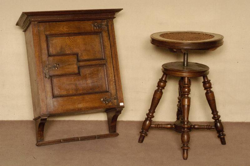 Klavierhocker, deutsch, um 1880, GrÜnderzeit , Nußbaum massiv, auf 4 gedrechselten FÜßen, schrÄg gestellt, SitzflÄche mit Korbgeflecht, in ...