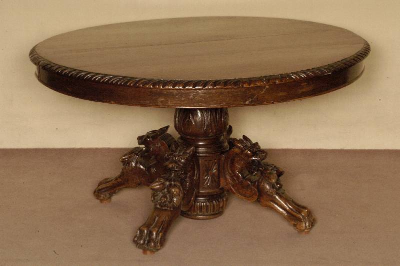 Tisch, Frankreich, um 1880, Eiche massiv, ovale Platte mit geschuppter Umrandung, SÄulenfuß 4-fach ausladend, diese aus dem Vollholz geschnitzt ...