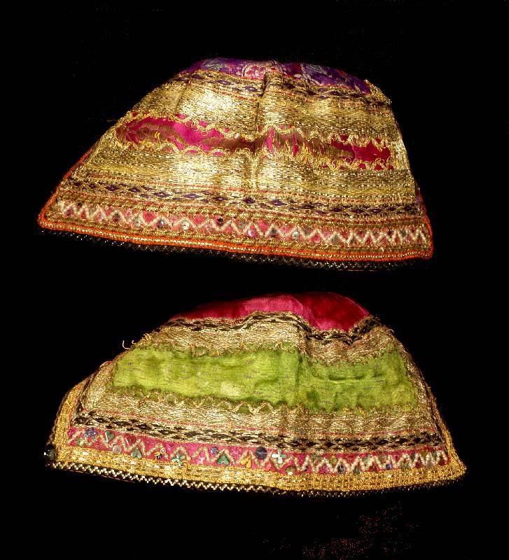 Haube, Indien, um 1900, Metallbroschiert, teils Seidenstickerei, 2 Stück Schätzwert: 750.- Euro. Ehz 3, selten und Samm elwürdig.