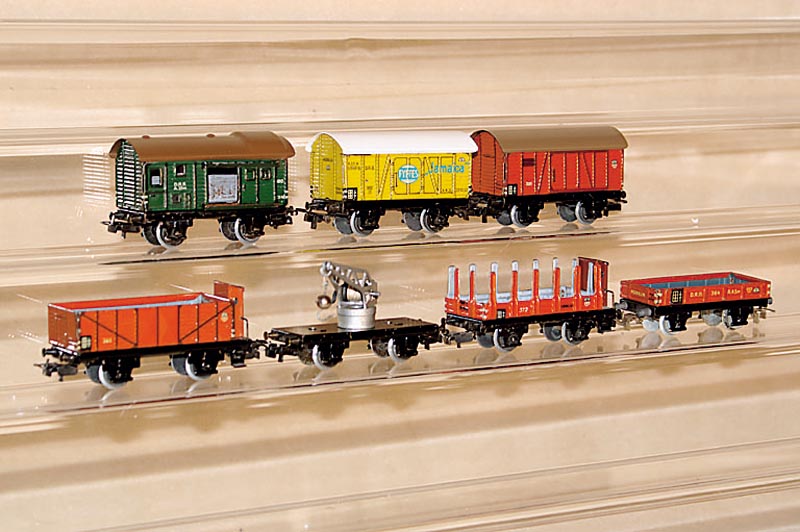 Konvolut 7 MÄrklin-GÜterwagen 50er J., best. aus: Kranwagen 366, Niederbordw. 364, GÜterw. 371, Rungenw. 372, GÜterw. 381, Bananew. 382, ...