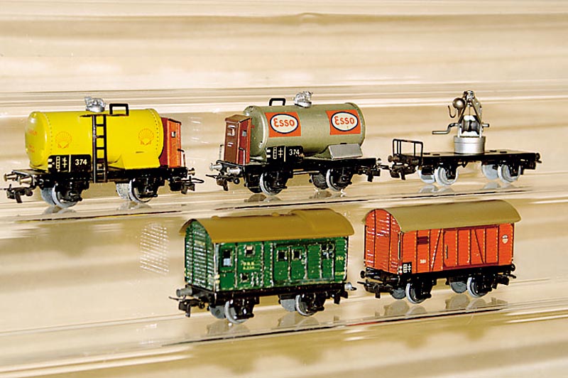 Konvolut 5 MÄrklin-GÜterwagen, 50er J., Spur HO, best. aus: Kesselwagen 374 (Shell), Kesselw. 374 (Esso), GÜterw. 381, GepÄckwagen 390, ...