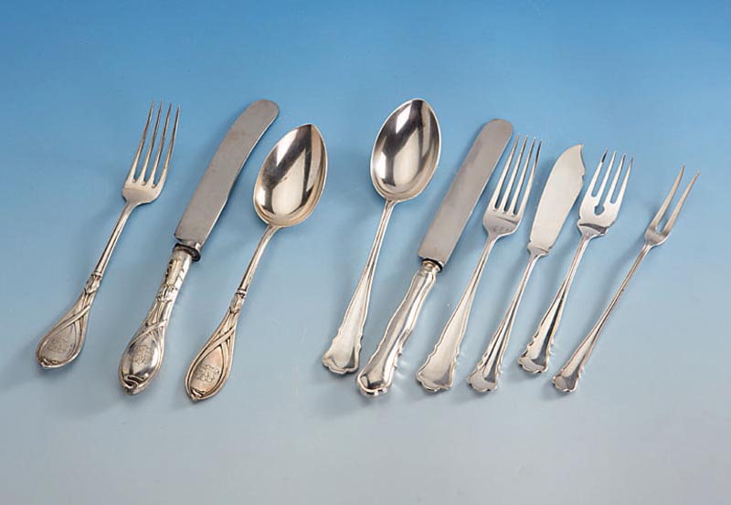 52-teiliges Besteck, deutsch, Bahner DÜsseldorf um 1902/04, 800er Silber, best. aus: 18 Messer (Griffe gefÜllt, Klingen Stahl), 16 Gabeln, 15 ...