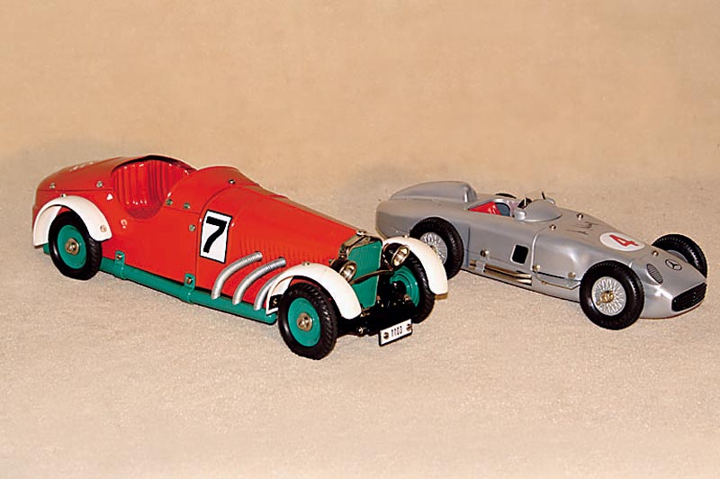 Rennwagen, MÄrklin, 90er Jahre, Nr. 1103, rot, im orig. Karton, unbespielt, komplett mit SchlÜssel (Pos. links)