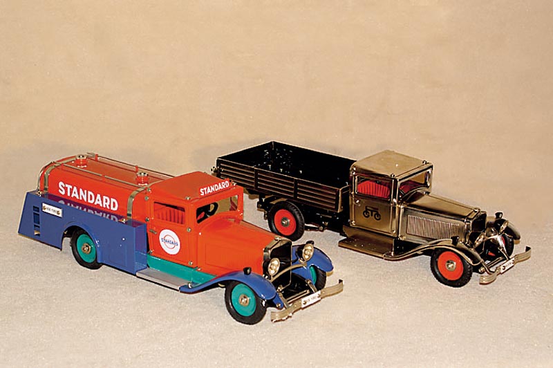 LKW-Standard-Oil, MÄrklin, 90er Jahre, Nr. 1993, unbespielt, im orig. Karton, komplett mit SchlÜssel (Pos. links)