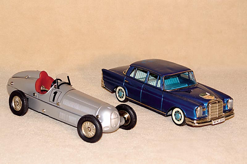 Mercedes-Benz 220 S/SE Sedan, Japan, 60er Jahre, im orig. Karton, bespielt, Aufkleber auf Motorhaube, ohne SchlÜssel (Pos. rechts)