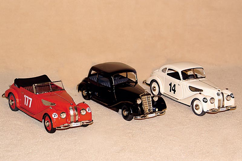BMW-Rennwagen, Schuco, 90er Jahre, Einmalige Ausgabe fÜr Post Museum Shop, Frankfurt, im orig. Karton, unbespielt, ohne Figuren (Pos. links)