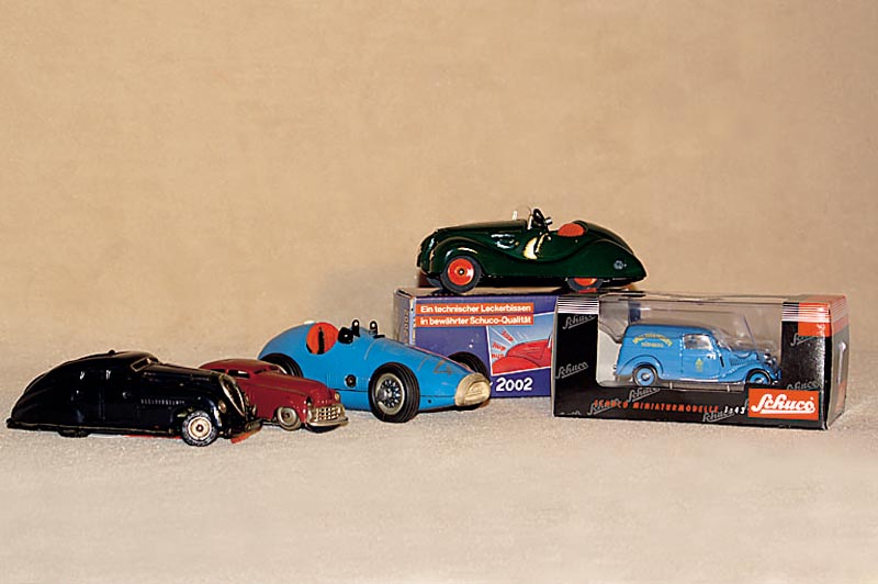 2 Schuco-Autos, 90er Jahre, Mercedes 170 V (1:43) und Akustico 2002, beide im orig. Karton, unbespielt (Pos. rechts)