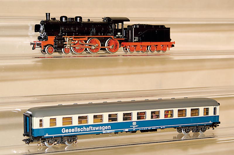 Gesellschaftswagen, MÄrklin, 90er Jahre, Spur HO, Nr. 4998, mit Beleuchtung und tanzenden Figuren, im orig. Karton, unbespielt (Pos. unten)