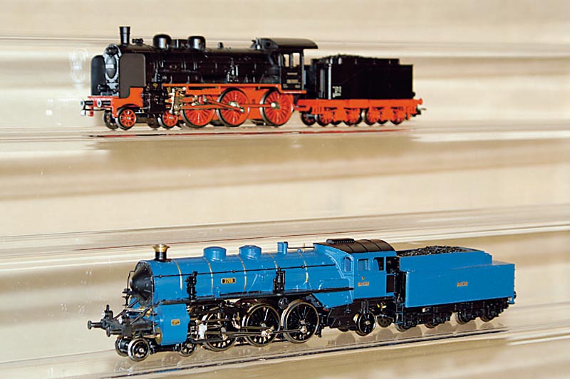 Dampflok mit Tender, MÄrklin, 80er/90er Jahre, Spur HO, Nr. 33183, blau, fÜr Delta- und Digitalsystem, im orig. Karton, unbespielt (Pos. unten)
