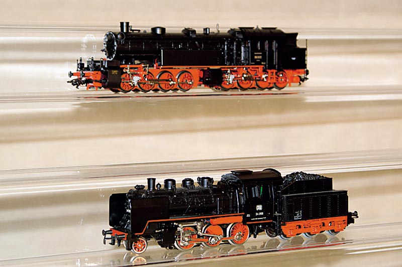 Dampflok mit Tender, MÄrklin, 80er Jahre, Spur HO, Nr. 3003, im orig. Karton, min. bespielt (Pos. unten)