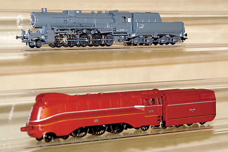 Stromlinienlok, MÄrklin, 90er Jahre, Spur HO , Nr. 37911, weinrot, im orig. Karton, unbespielt, digital (Pos. unten)