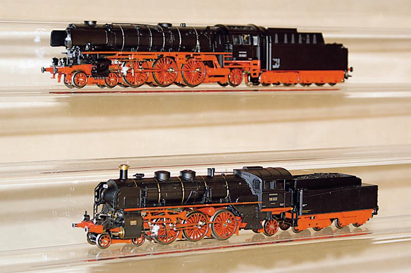 Dampflok mit Tender, MÄrklin, 90er Jahre, Spur HO, Nr. 37184, im orig. Karton, unbespielt (Pos. unten)