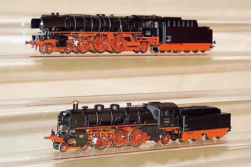 Dampflok mit Tender, MÄrklin, 90er Jahre, Spur HO, Nr. 37102, im orig Karton, unbespielt, digital (Pos. oben)